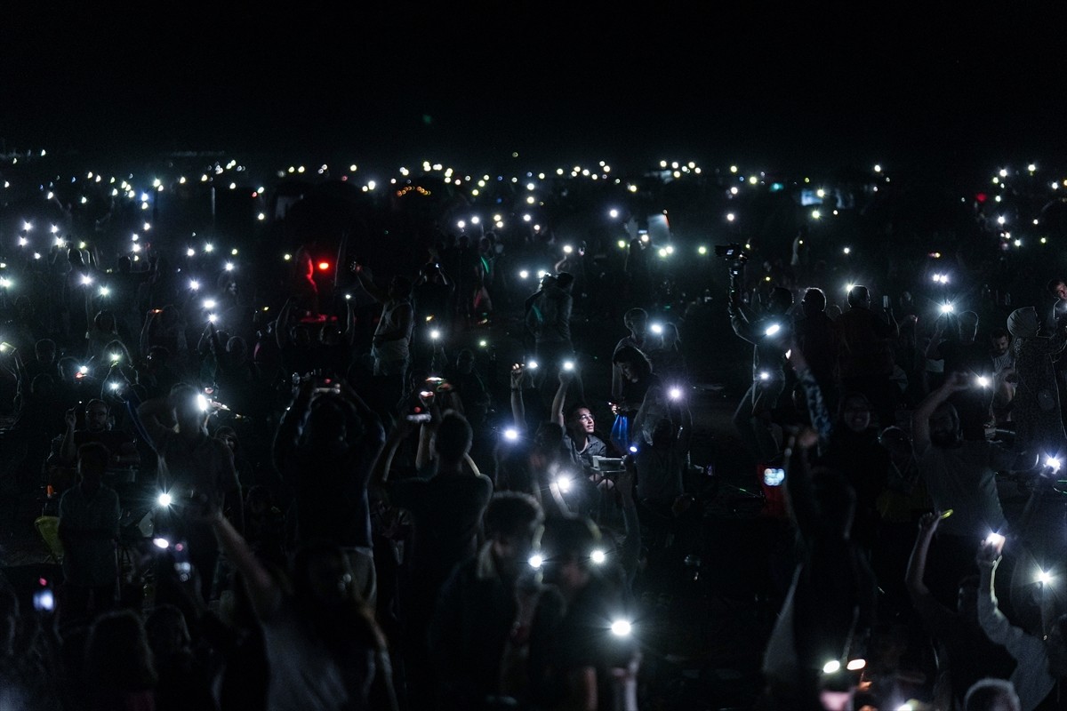 Bursa'nın Karacabey ilçesinde binlerce kişi "Perseid meteor yağmuru"nu gözlemledi. Sosyal medya...