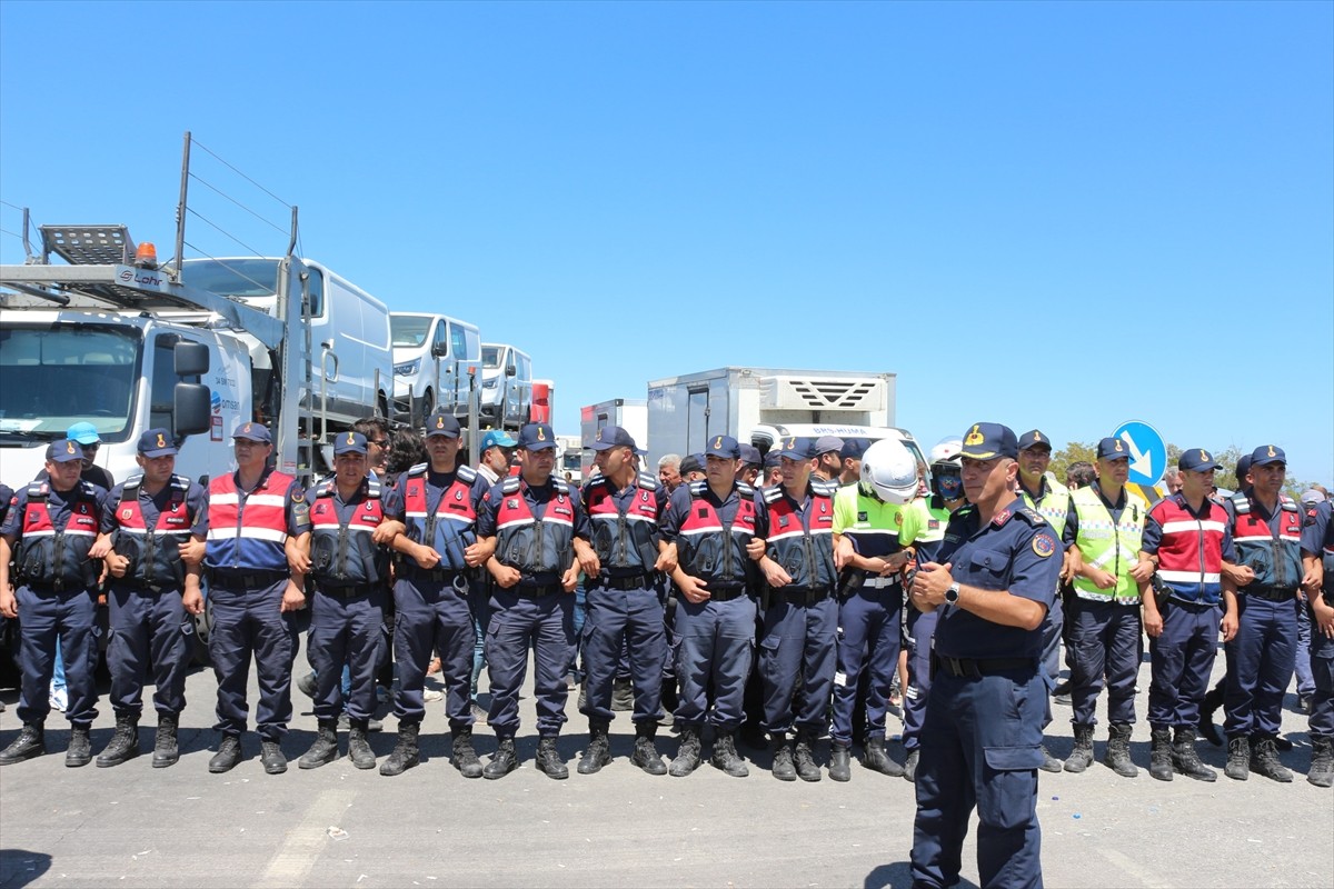 Bursa'nın Karacabey ve Mustafakemalpaşa ilçelerindeki domates üreticileri, "salça fabrikalarının...