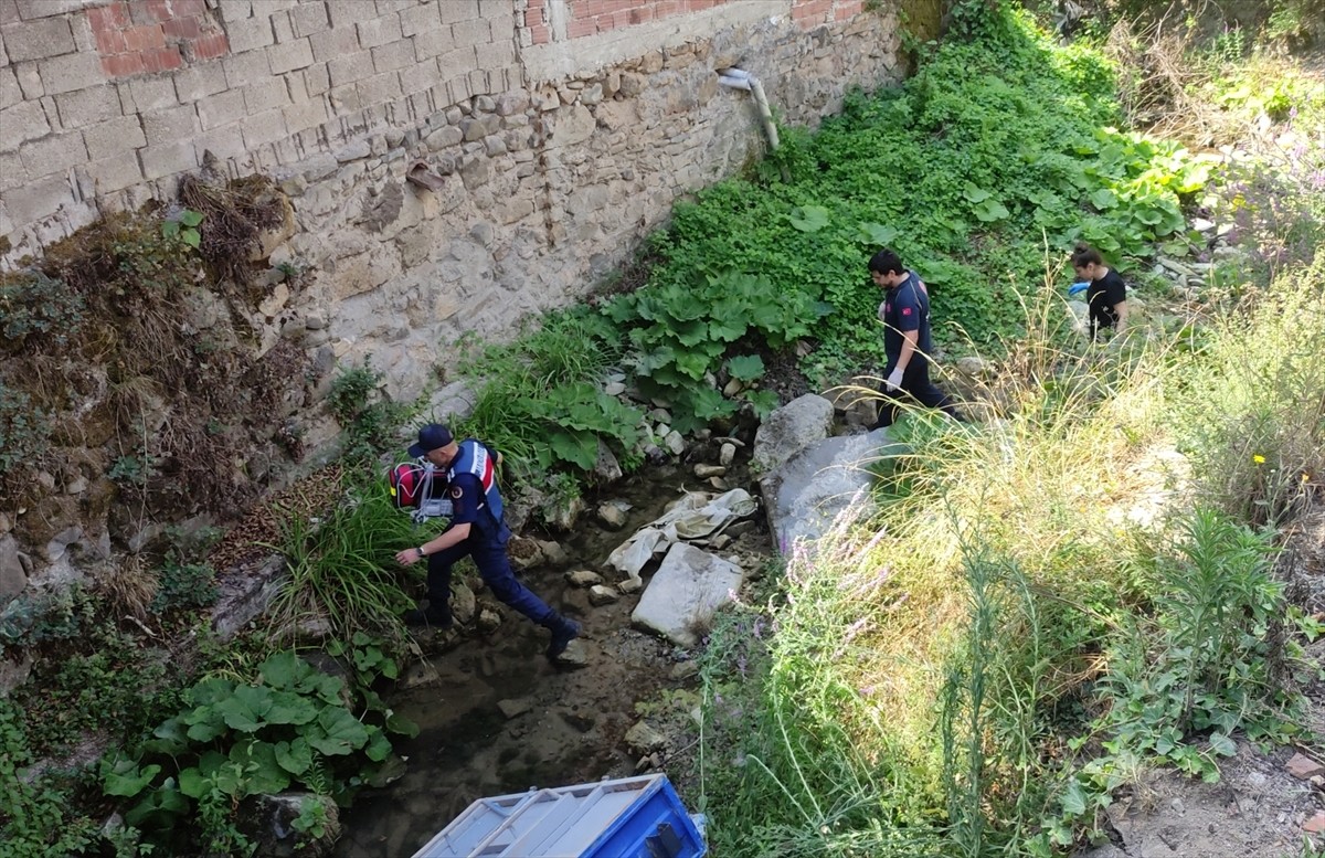 Bursa'nın Orhangazi ilçesinde dere yatağına devrilen traktörün sürücüsü hayatını kaybetti. Olay...