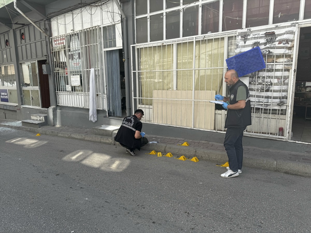 Bursa'nın Yıldırım ilçesinde bir kahvehaneye tüfekle ateş açtıktan bir süre sonra trafik...