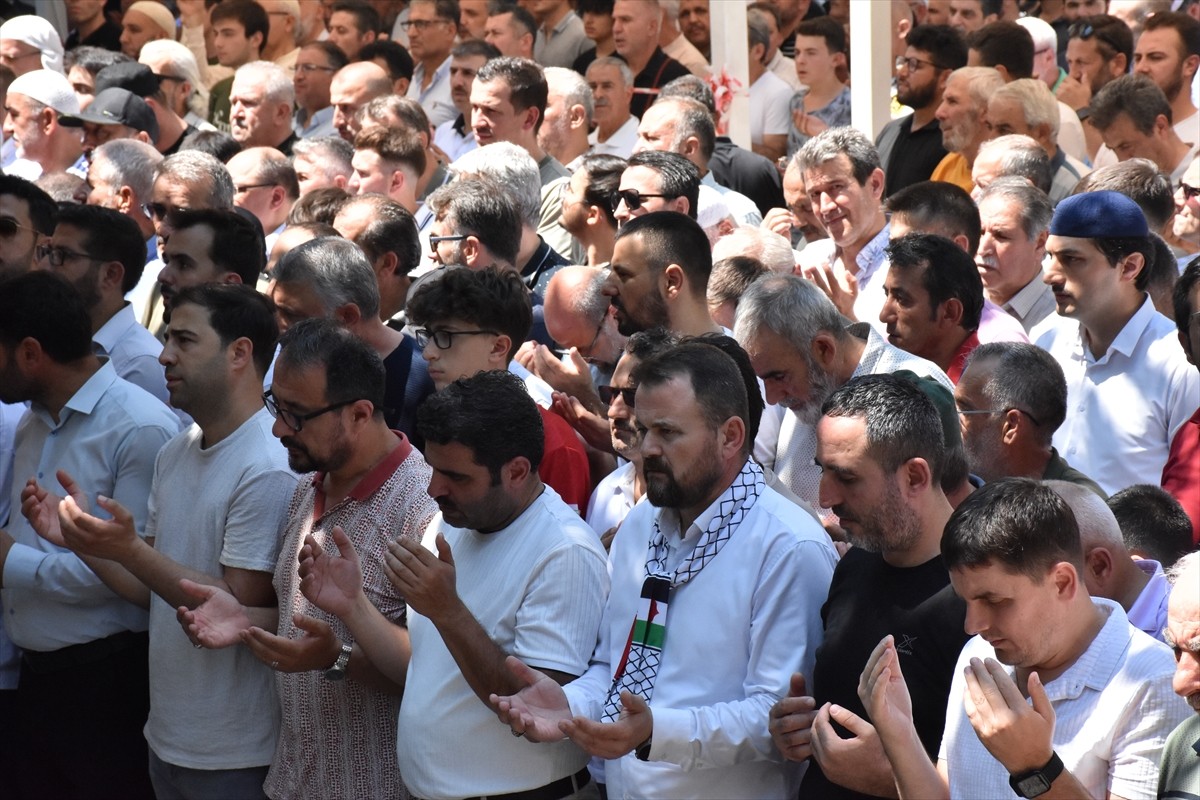 Bursa Ulu Cami'de İran'ın başkenti Tahran'da suikasta uğrayan Hamas Siyasi Büro Başkanı İsmail...