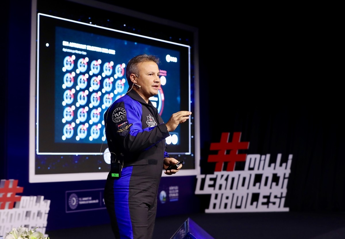 Bursa Uludağ'da düzenlenen TÜBİTAK'ın 26. Gökyüzü Gözlem Etkinliği ikinci gününde de etkinliklerle...