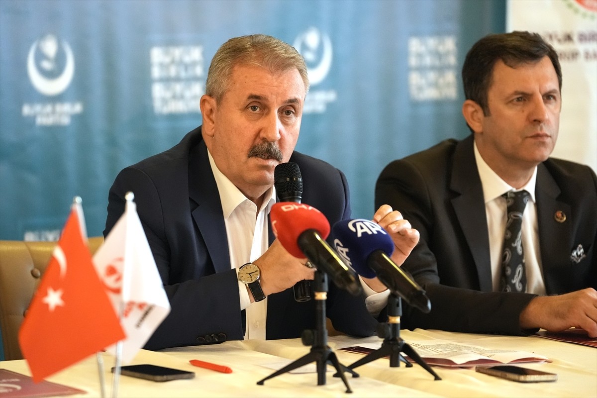 Büyük Birlik Partisi (BBP) Genel Başkanı Mustafa Destici (solda), partisinin İstanbul...