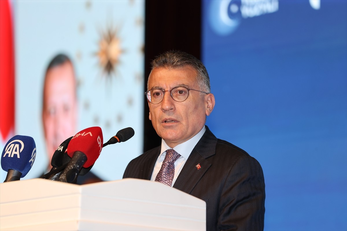 Çalışma ve Sosyal Güvenlik Bakanı Vedat Işıkhan (sağda), çeşitli temaslarda bulunmak üzere geldiği...