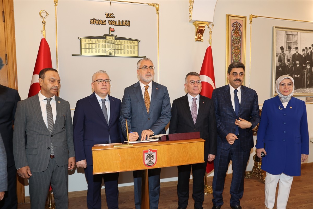 Çalışma ve Sosyal Güvenlik Bakanı Vedat Işıkhan (sağda), çeşitli temaslarda bulunmak üzere geldiği...