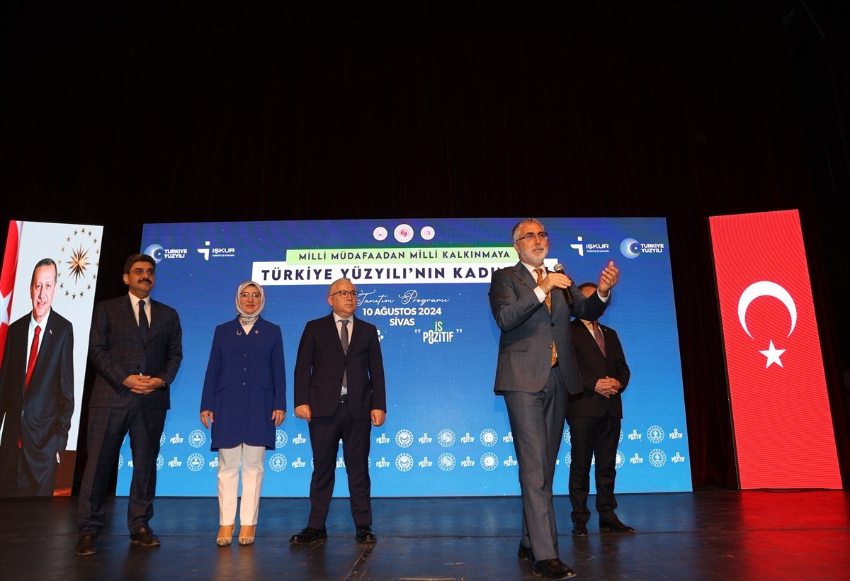 Çalışma ve Sosyal Güvenlik Bakanı Vedat Işıkhan (sağda), çeşitli temaslarda bulunmak üzere geldiği...