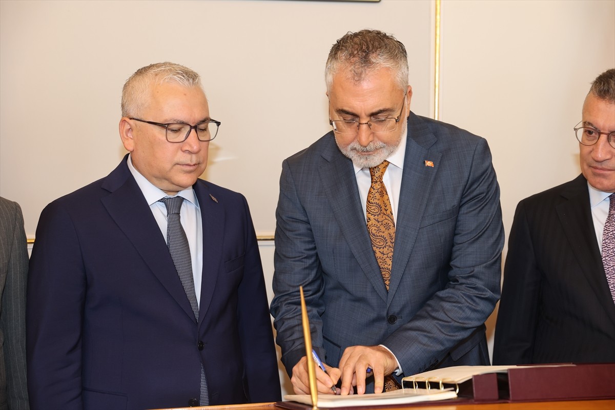 Çalışma ve Sosyal Güvenlik Bakanı Vedat Işıkhan (sağda), çeşitli temaslarda bulunmak üzere geldiği...