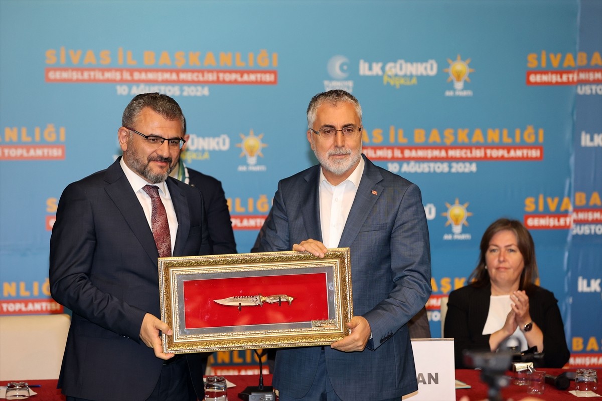 Çalışma ve Sosyal Güvenlik Bakanı Vedat Işıkhan, Sivas'ta Fidan Yazıcıoğlu Kültür Merkezi'nde...