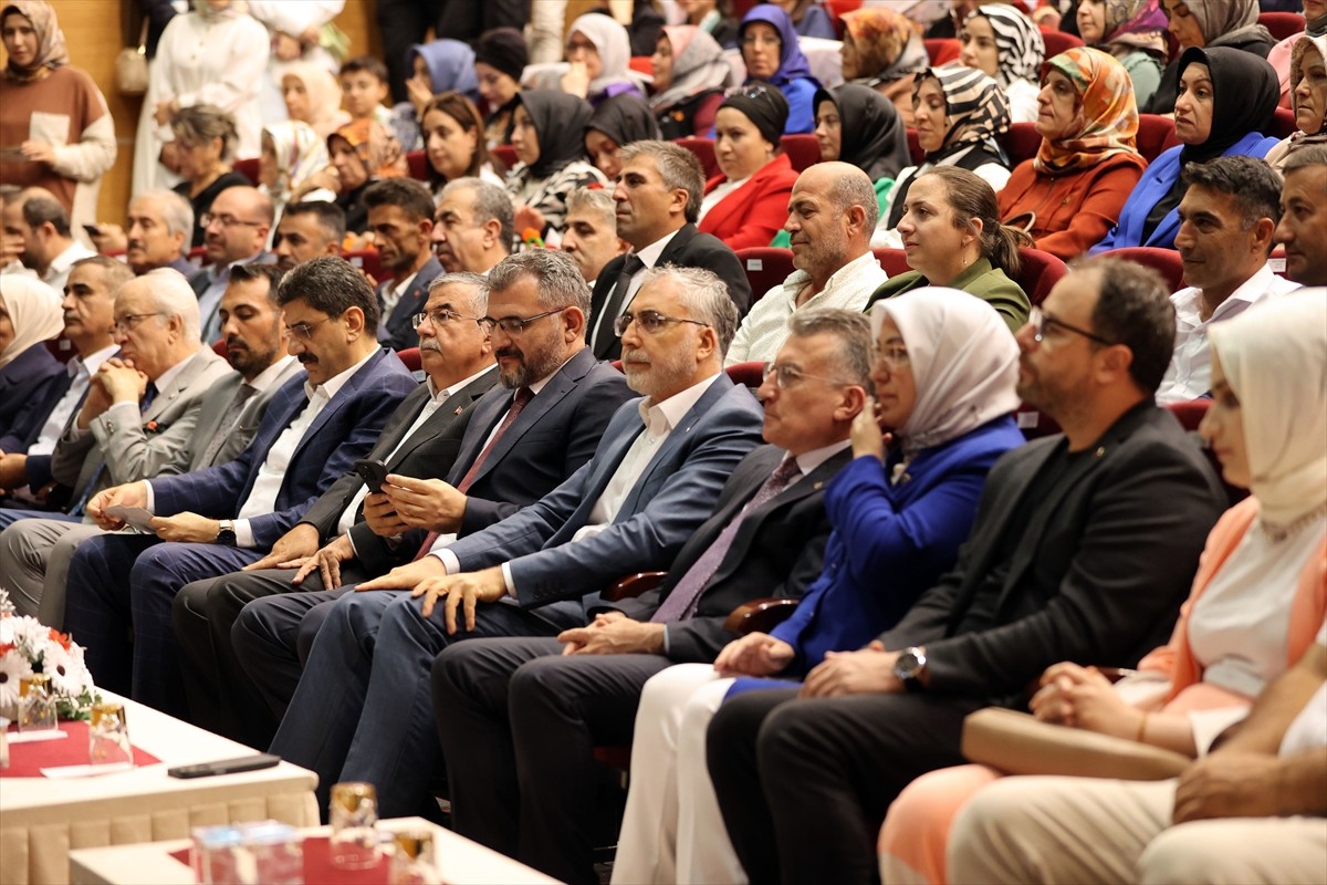 Çalışma ve Sosyal Güvenlik Bakanı Vedat Işıkhan, Sivas'ta Fidan Yazıcıoğlu Kültür Merkezi'nde...