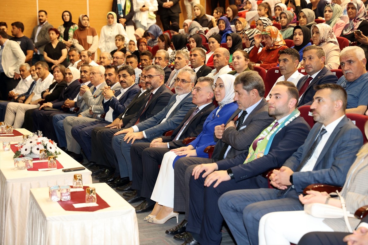 Çalışma ve Sosyal Güvenlik Bakanı Vedat Işıkhan, Sivas'ta Fidan Yazıcıoğlu Kültür Merkezi'nde...