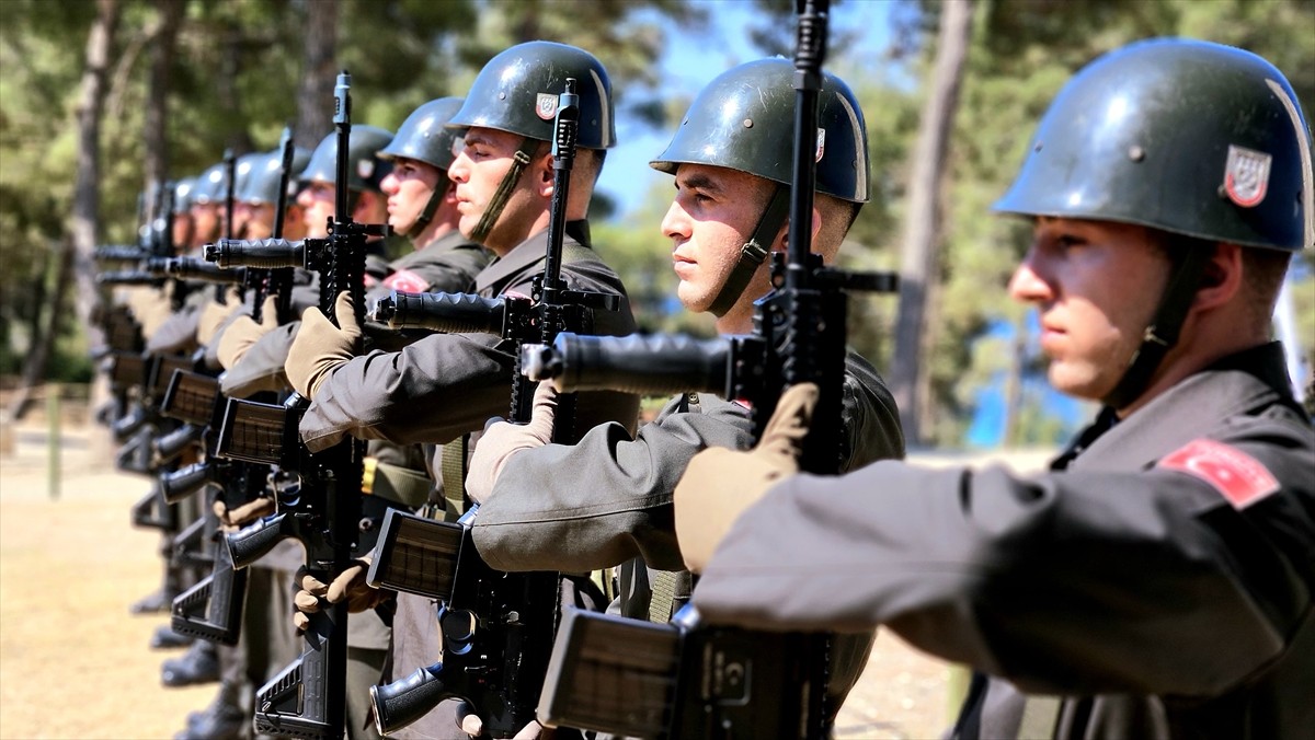 Çanakkale'de, Anafartalar Zaferi'nin 109. yıl dönümü dolayısıyla Tarihi Gelibolu Yarımadası'ndaki...