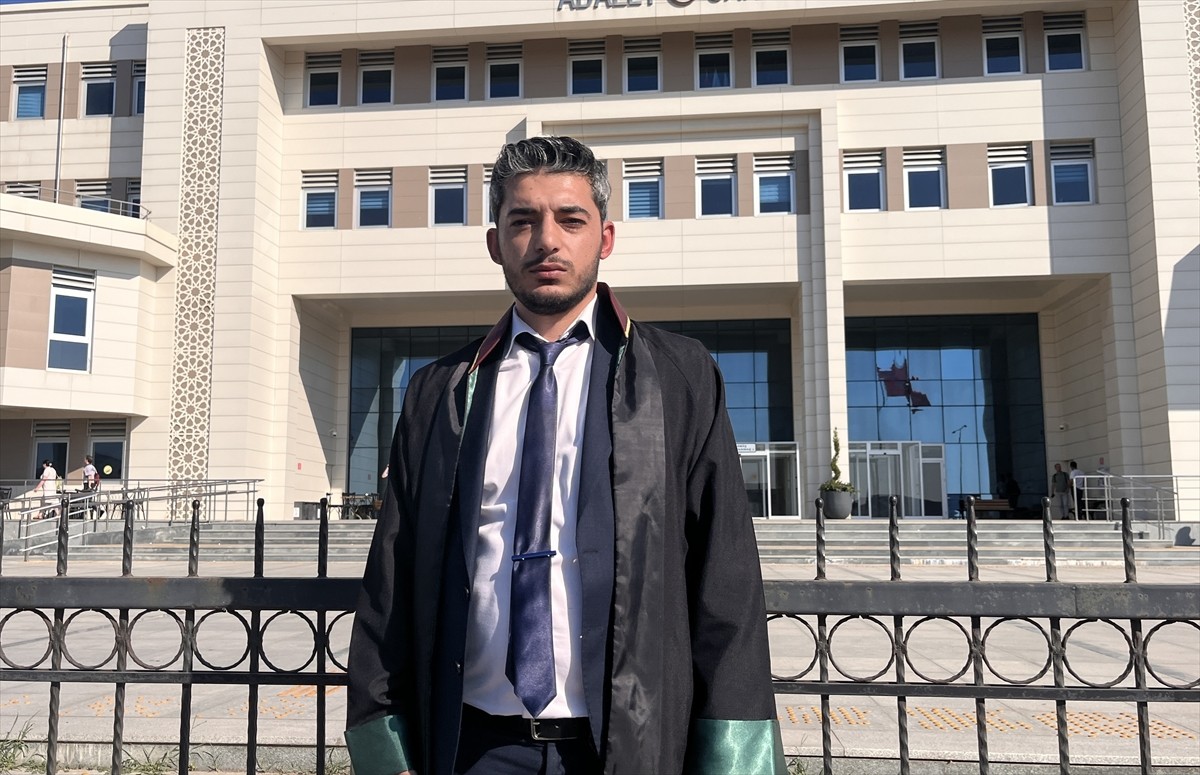 Çanakkale'nin Biga ilçesinde ayrı yaşadığı karısını boğduğu gerekçesiyle tutuklanan sanık ile ona...