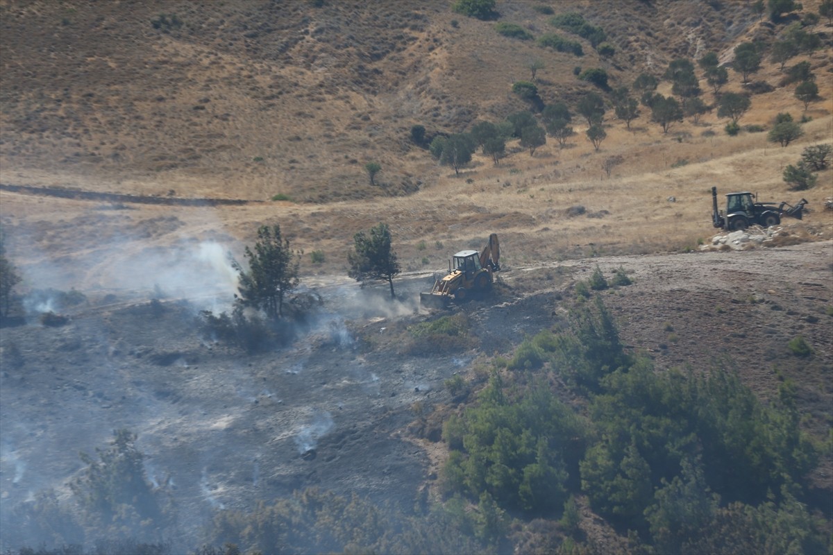 Çanakkale'nin Bozcaada ilçesinde tarım arazisinde çıkan yangın söndürülmeye...