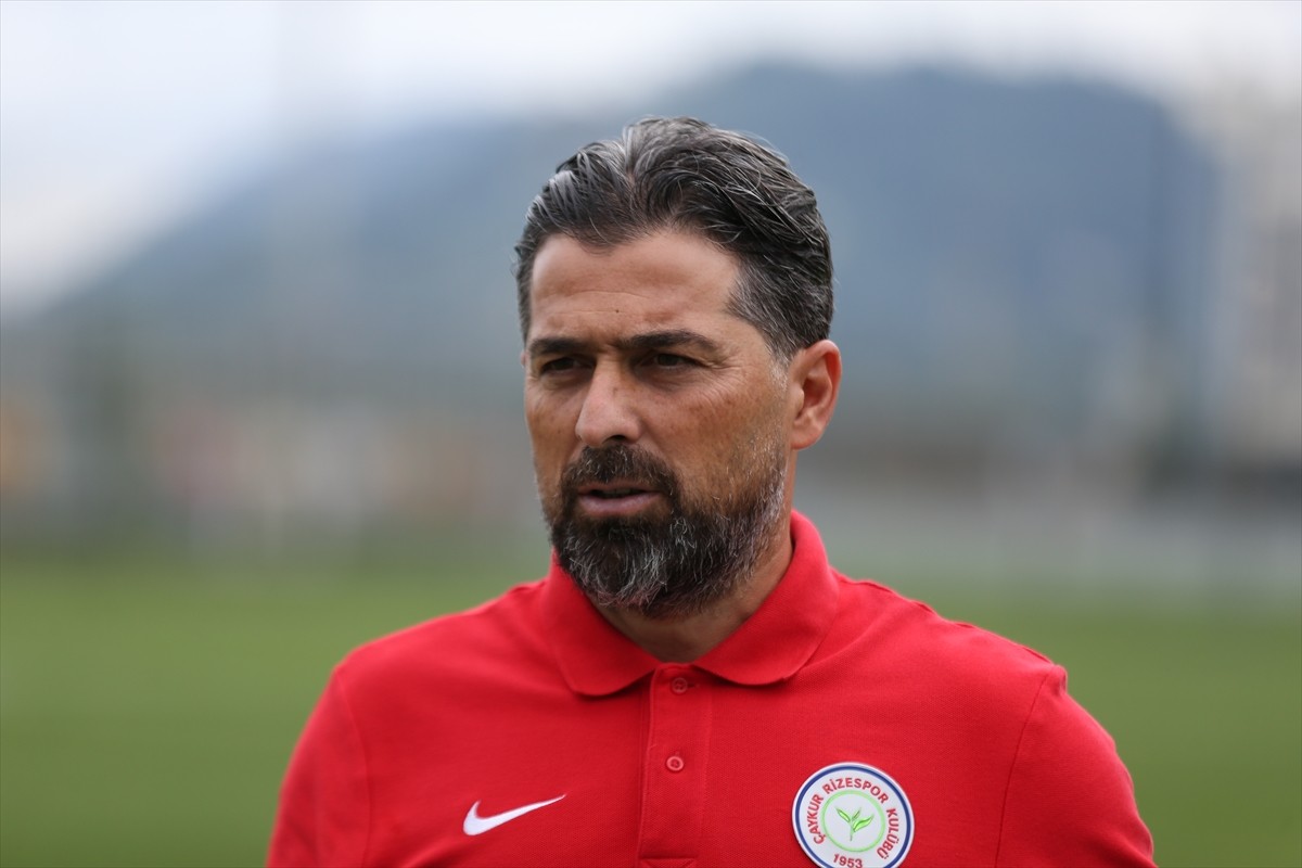Çaykur Rizespor Teknik Direktörü İlhan Palut, Mehmet Cengiz Tesisleri'nde gazetecilere açıklamada...
