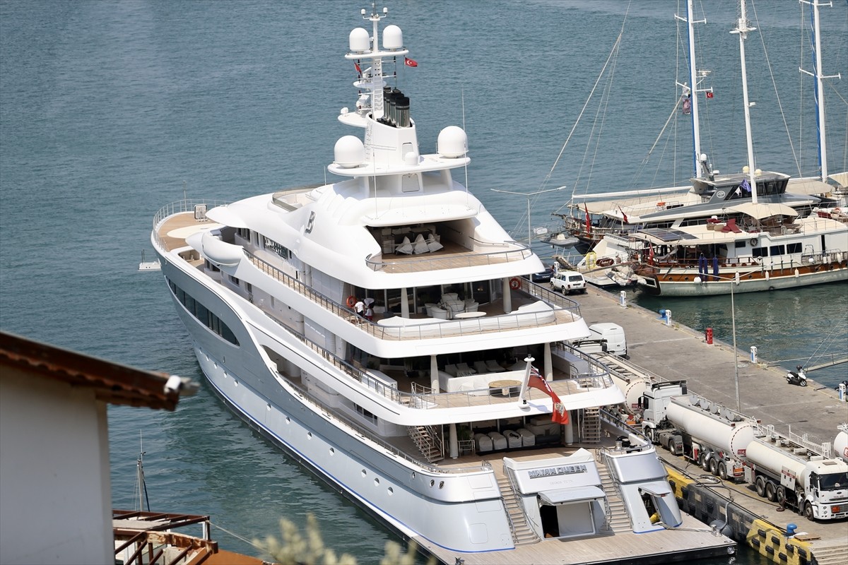 Cayman Adaları bayraklı 93 metrelik "Mayan Queen 4" isimli lüks yat, yakıt ikmali için Muğla'nın...