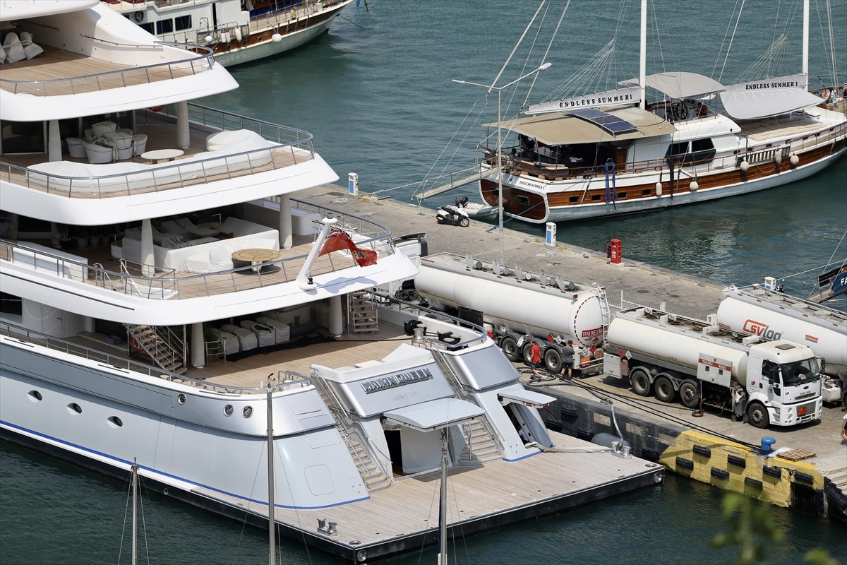Cayman Adaları bayraklı 93 metrelik "Mayan Queen 4" isimli lüks yat, yakıt ikmali için Muğla'nın...