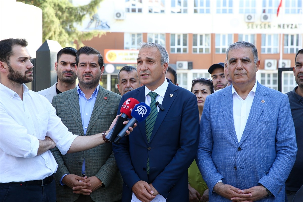 CHP Genel Başkan Yardımcısı Suat Özçağdaş (sağ4), bir dizi ziyaret için geldiği Hatay'da, eğitim...
