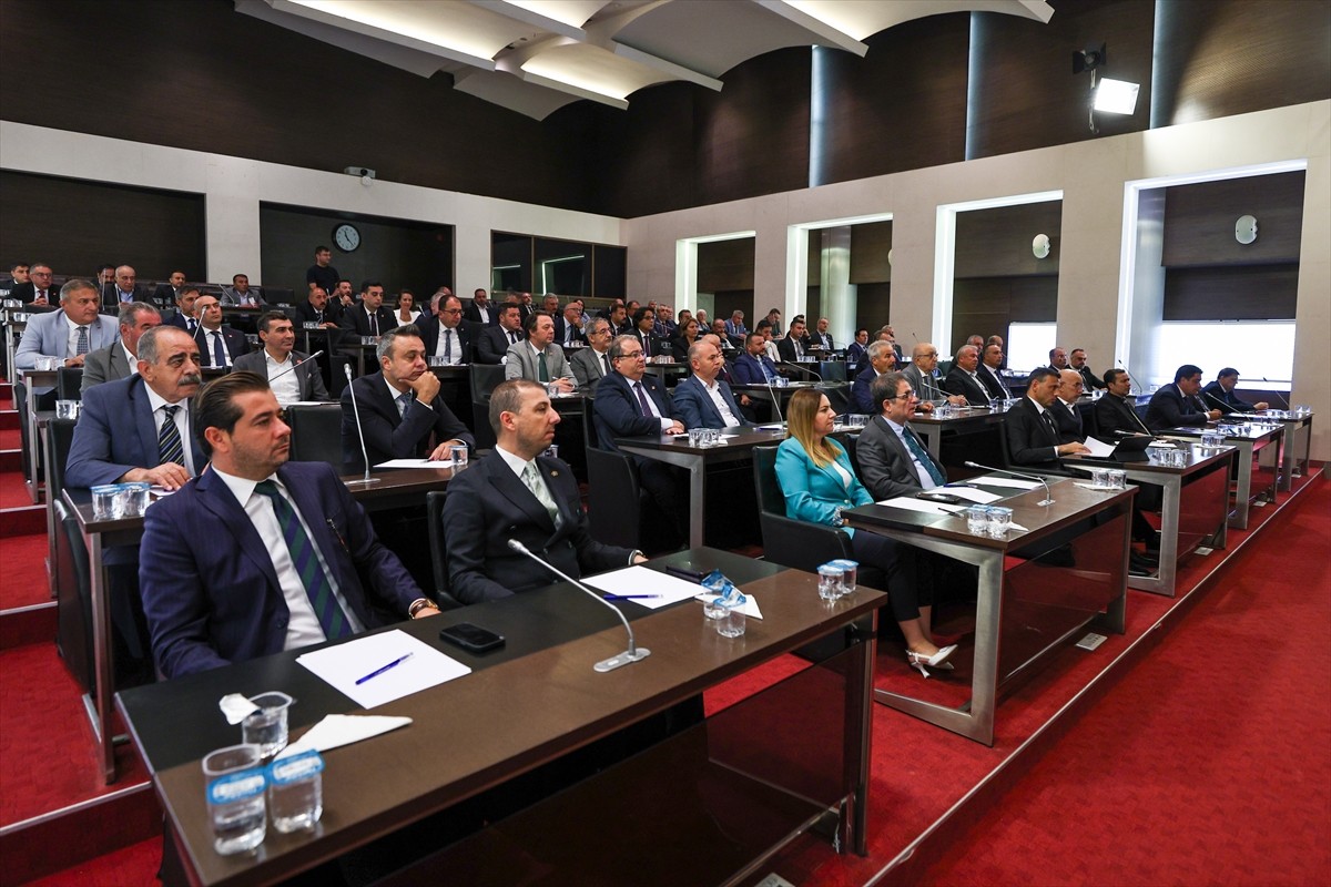 CHP Genel Başkanı Özgür Özel başkanlığındaki İl Başkanları Toplantısı başladı. Özel, toplantıda...