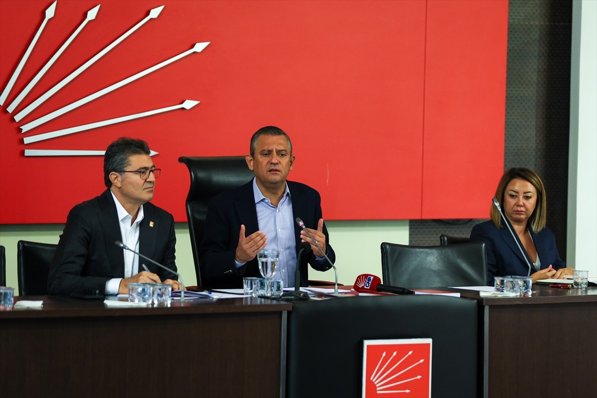 CHP Genel Başkanı Özgür Özel başkanlığındaki İl Başkanları Toplantısı başladı. Özel, toplantıda...