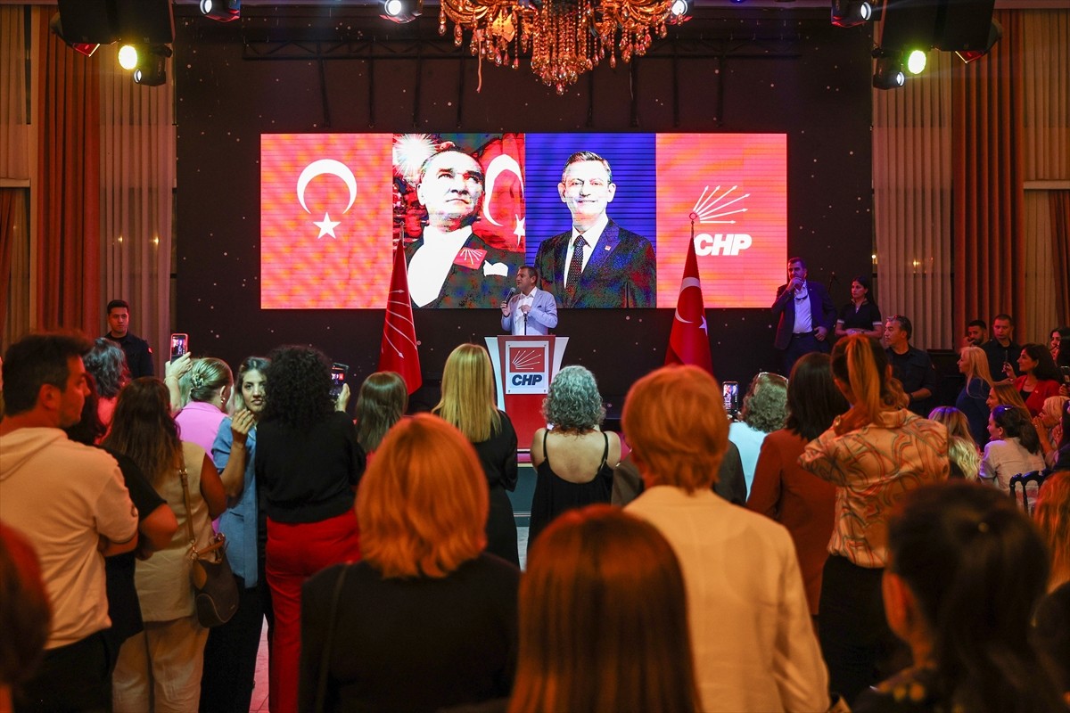 CHP Genel Başkanı Özgür Özel, CHP Kadın Kolları 15. Olağan Kurultayı öncesinde başkan adayları ve...