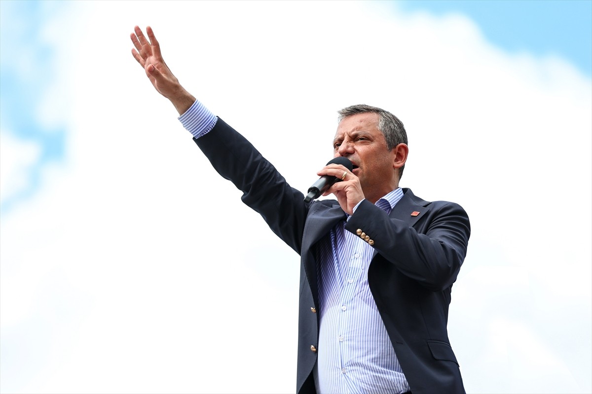 CHP Genel Başkanı Özgür Özel, partisince Giresun'daki Atatürk Meydanı'nda düzenlenen "fındık...