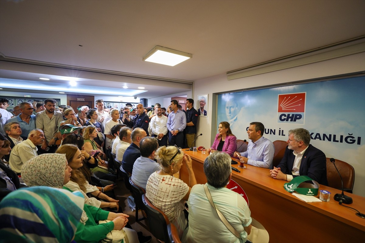 CHP Genel Başkanı Özgür Özel, partisince Giresun'daki Atatürk Meydanı'nda düzenlenen "fındık...