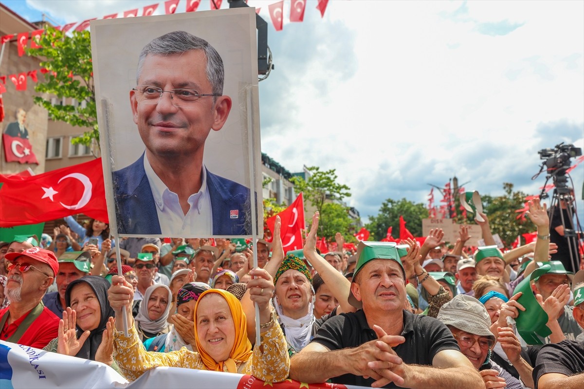 CHP Genel Başkanı Özgür Özel, partisince Giresun'daki Atatürk Meydanı'nda düzenlenen "fındık...