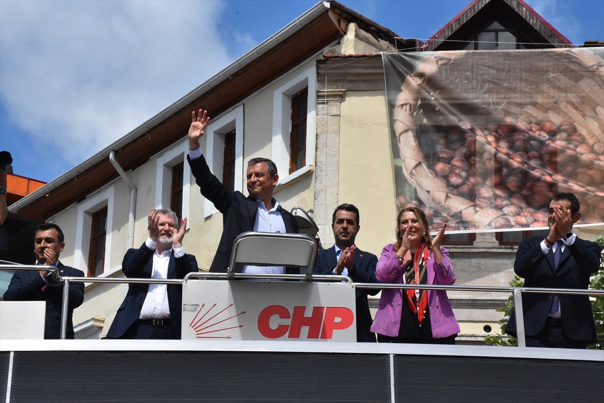 CHP Genel Başkanı Özgür Özel, partisince Giresun'daki Atatürk Meydanı'nda düzenlenen "fındık...
