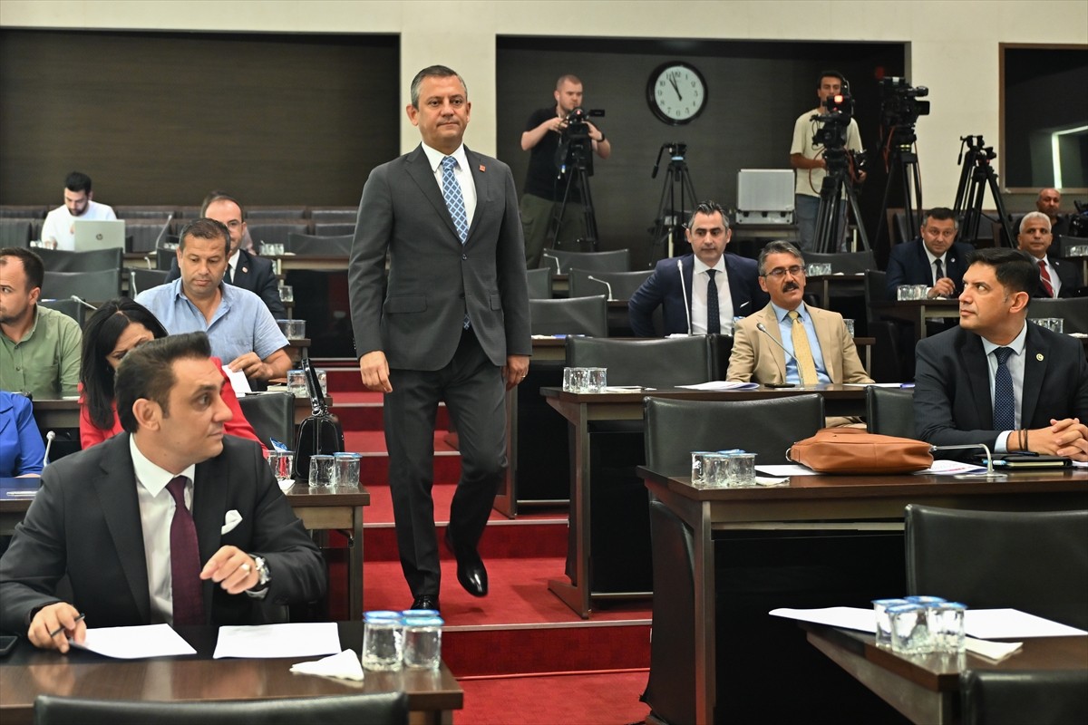 CHP Genel Başkanı Özgür Özel, partisinin genel merkezinde farklı illerden gelen eğitim alanında...