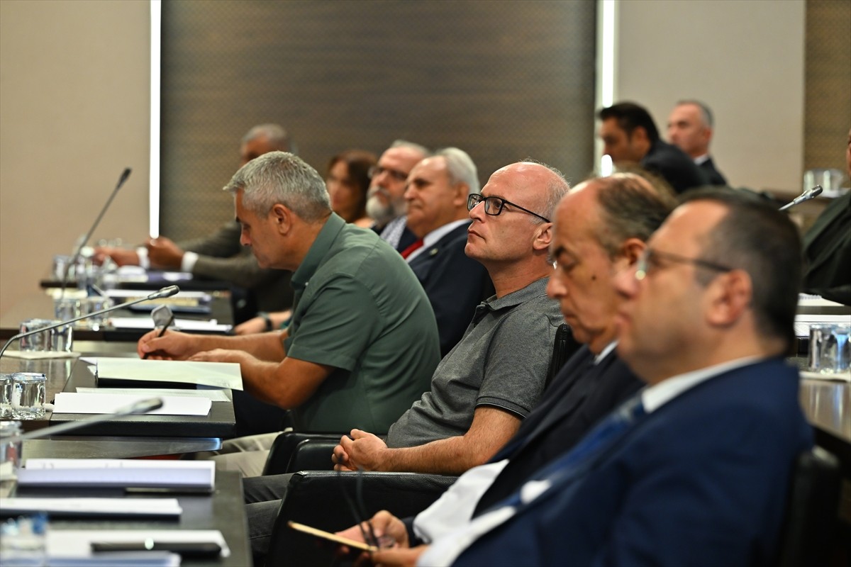 CHP Genel Başkanı Özgür Özel, partisinin genel merkezinde farklı illerden gelen eğitim alanında...