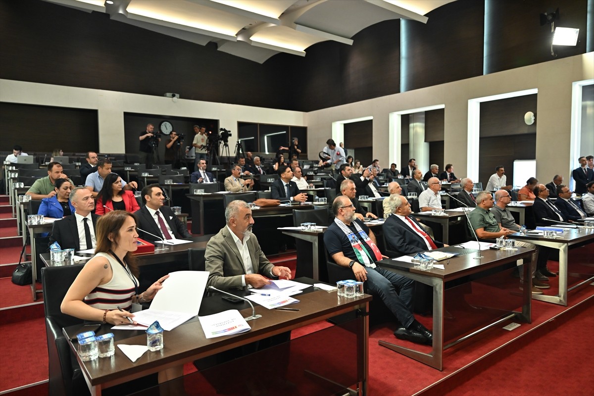 CHP Genel Başkanı Özgür Özel, partisinin genel merkezinde farklı illerden gelen eğitim alanında...