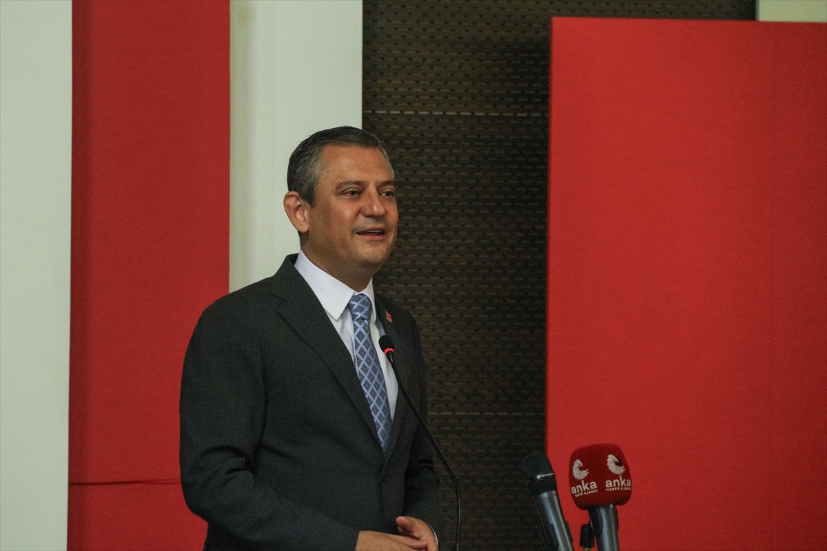 CHP Genel Başkanı Özgür Özel, partisinin genel merkezinde farklı illerden gelen eğitim alanında...