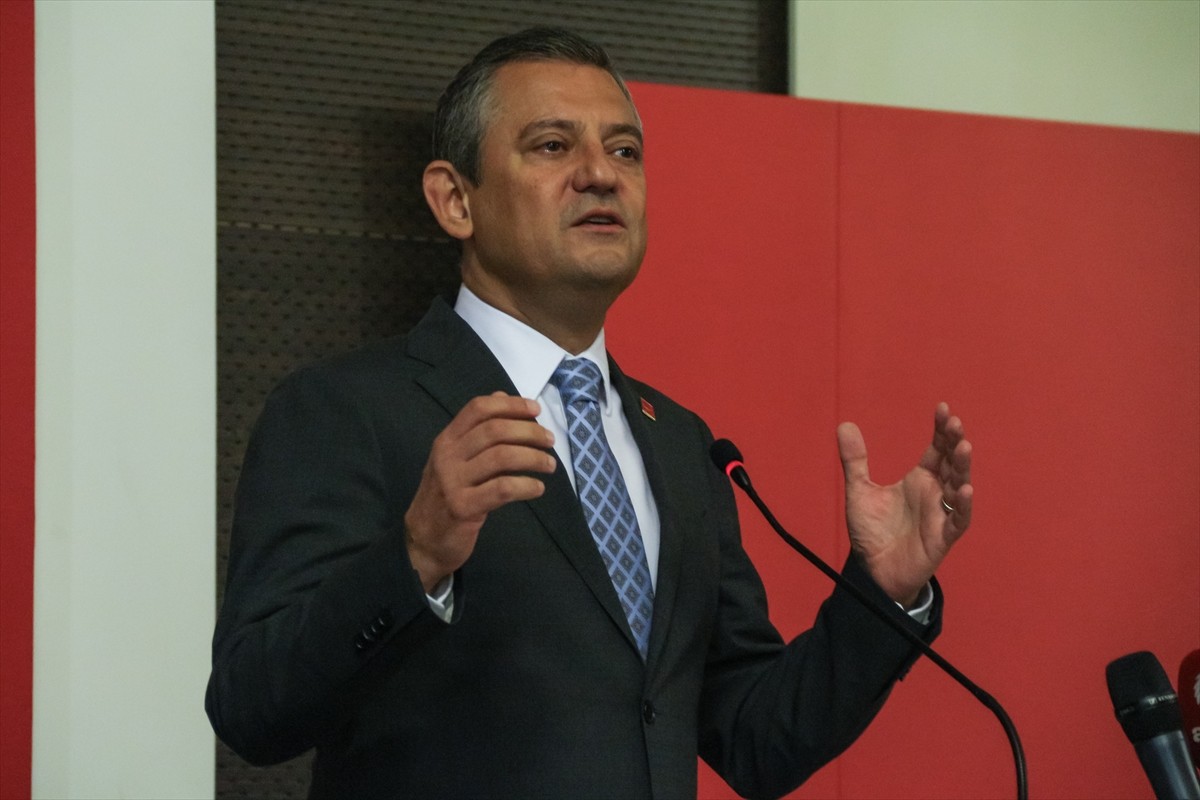 CHP Genel Başkanı Özgür Özel, partisinin genel merkezinde farklı illerden gelen eğitim alanında...