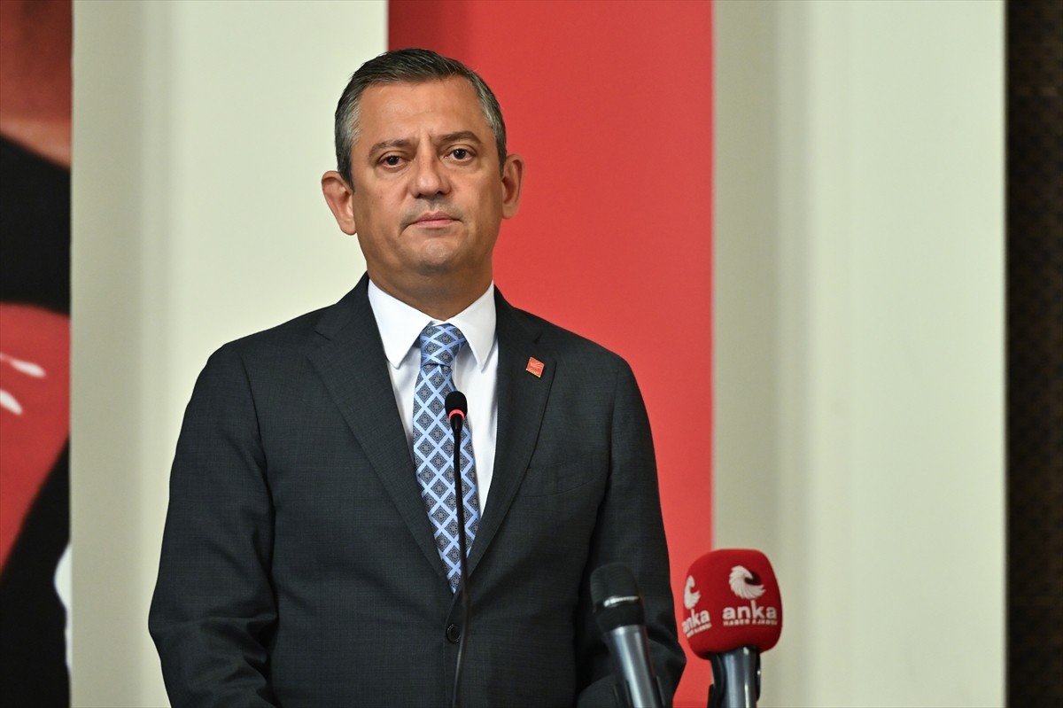 CHP Genel Başkanı Özgür Özel, partisinin genel merkezinde farklı illerden gelen eğitim alanında...