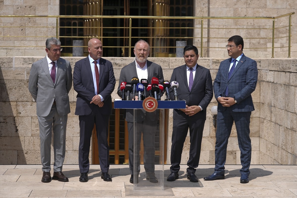 CHP Grup Başkanvekili Gökhan Günaydın (ortada), DEM Parti Grup Başkanvekili Sezai Temelli (solda)...