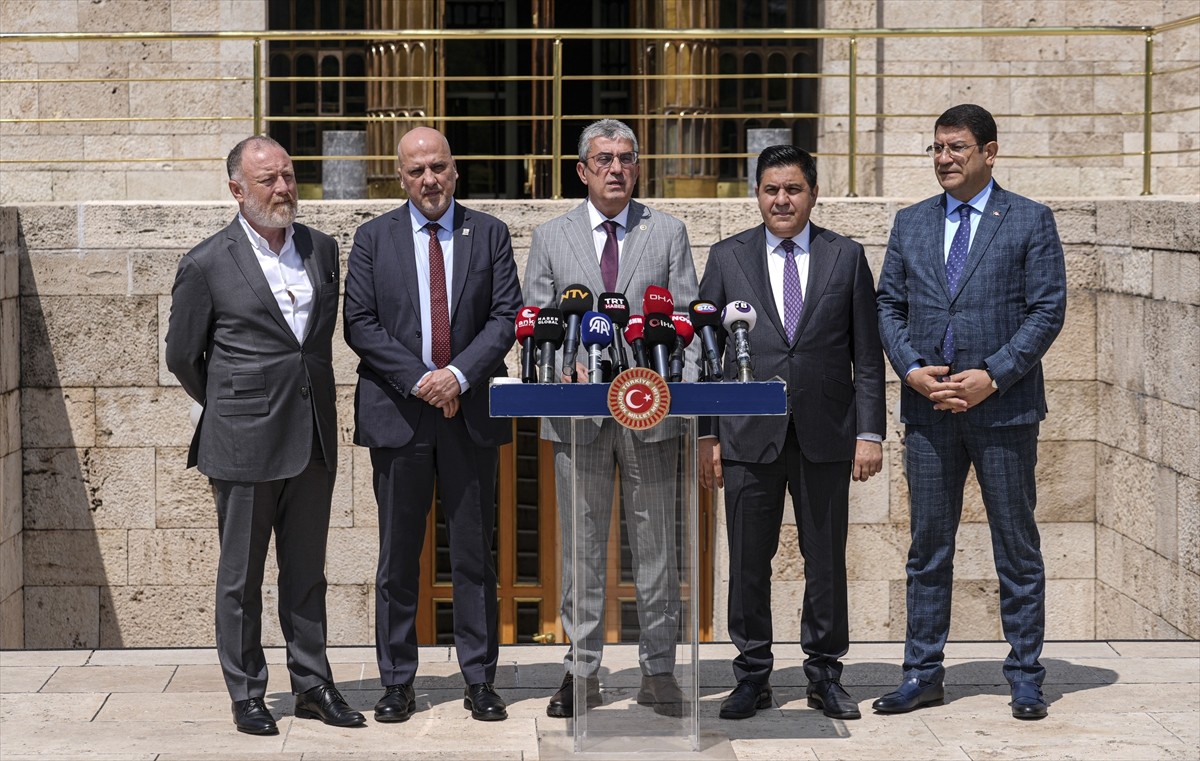 CHP Grup Başkanvekili Gökhan Günaydın (ortada), DEM Parti Grup Başkanvekili Sezai Temelli (solda)...