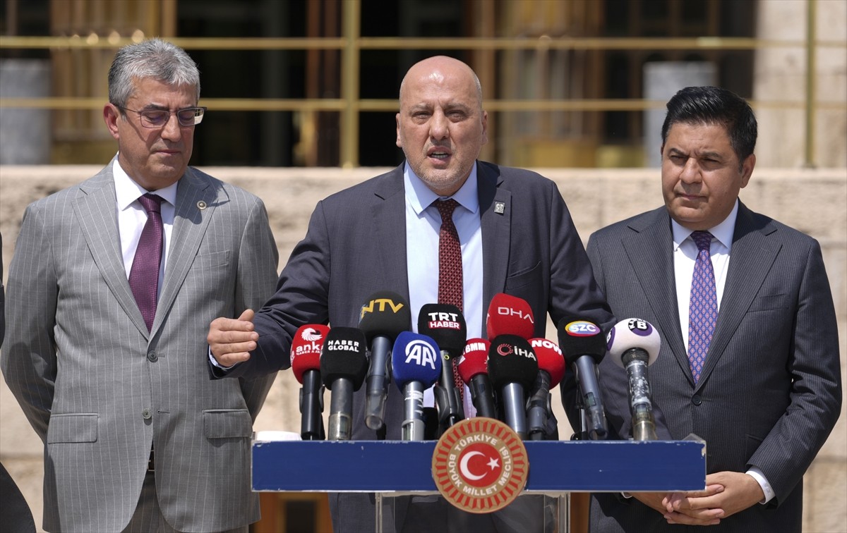 CHP Grup Başkanvekili Gökhan Günaydın (ortada), DEM Parti Grup Başkanvekili Sezai Temelli (solda)...