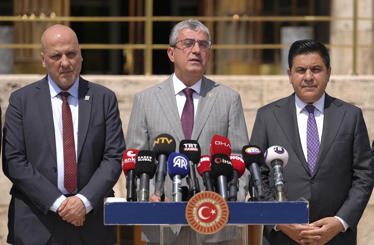 CHP Grup Başkanvekili Gökhan Günaydın (ortada), DEM Parti Grup Başkanvekili Sezai Temelli (solda)...