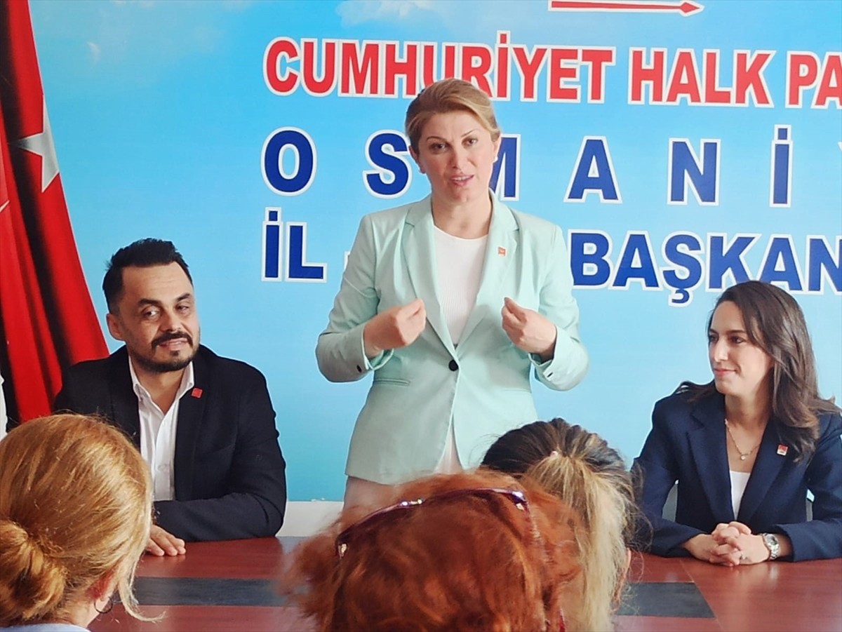 CHP Kadın Kolları Genel Başkanı ve Osmaniye Milletvekili Asu Kaya, Osmaniye'de partililerle bir...