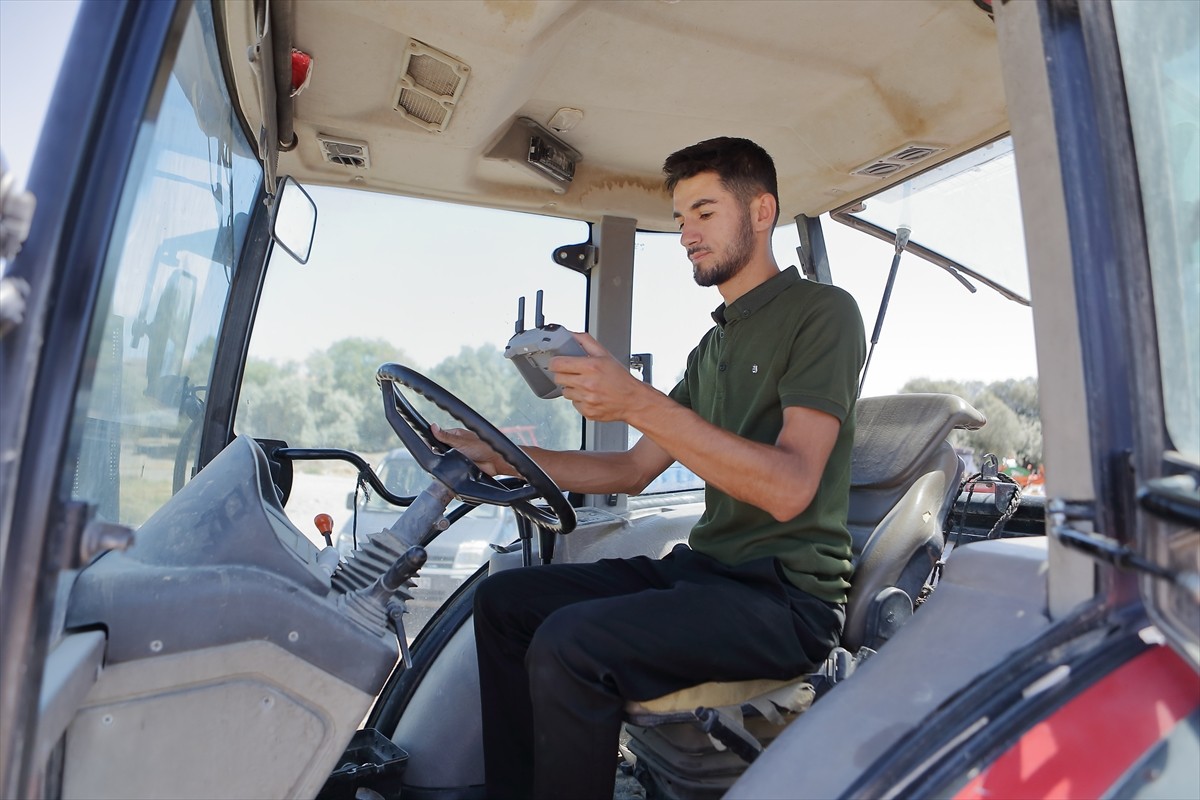 Çorum'un İskilip ilçesinde traktörüyle tarlasına "Fenerbahçe" yazdığı görüntüleri sosyal medyada...