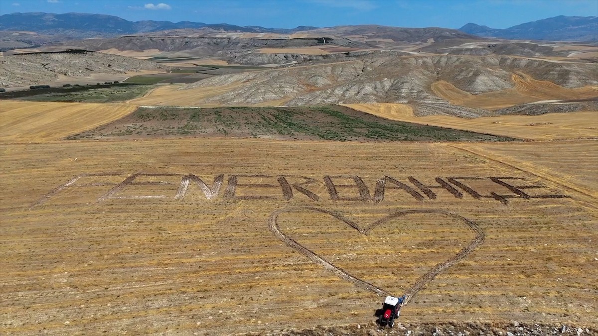 Çorum'un İskilip ilçesinde traktörüyle tarlasına "Fenerbahçe" yazdığı görüntüleri sosyal medyada...