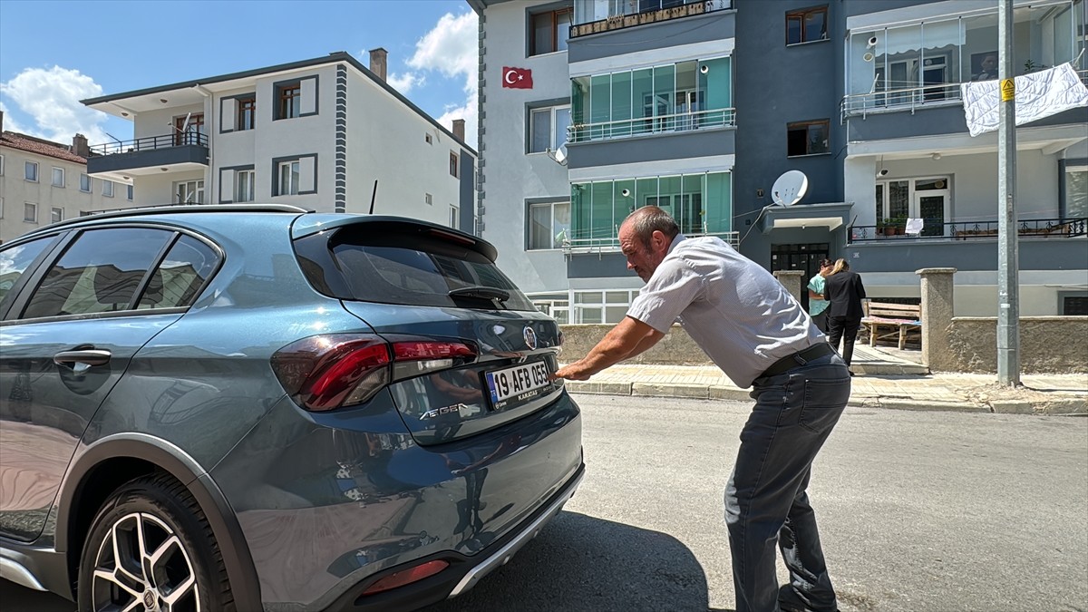 Çorum Emniyet Müdürü Arif Pehlivan (solda), sosyal medya hesabından yayınladığı video ile adının...