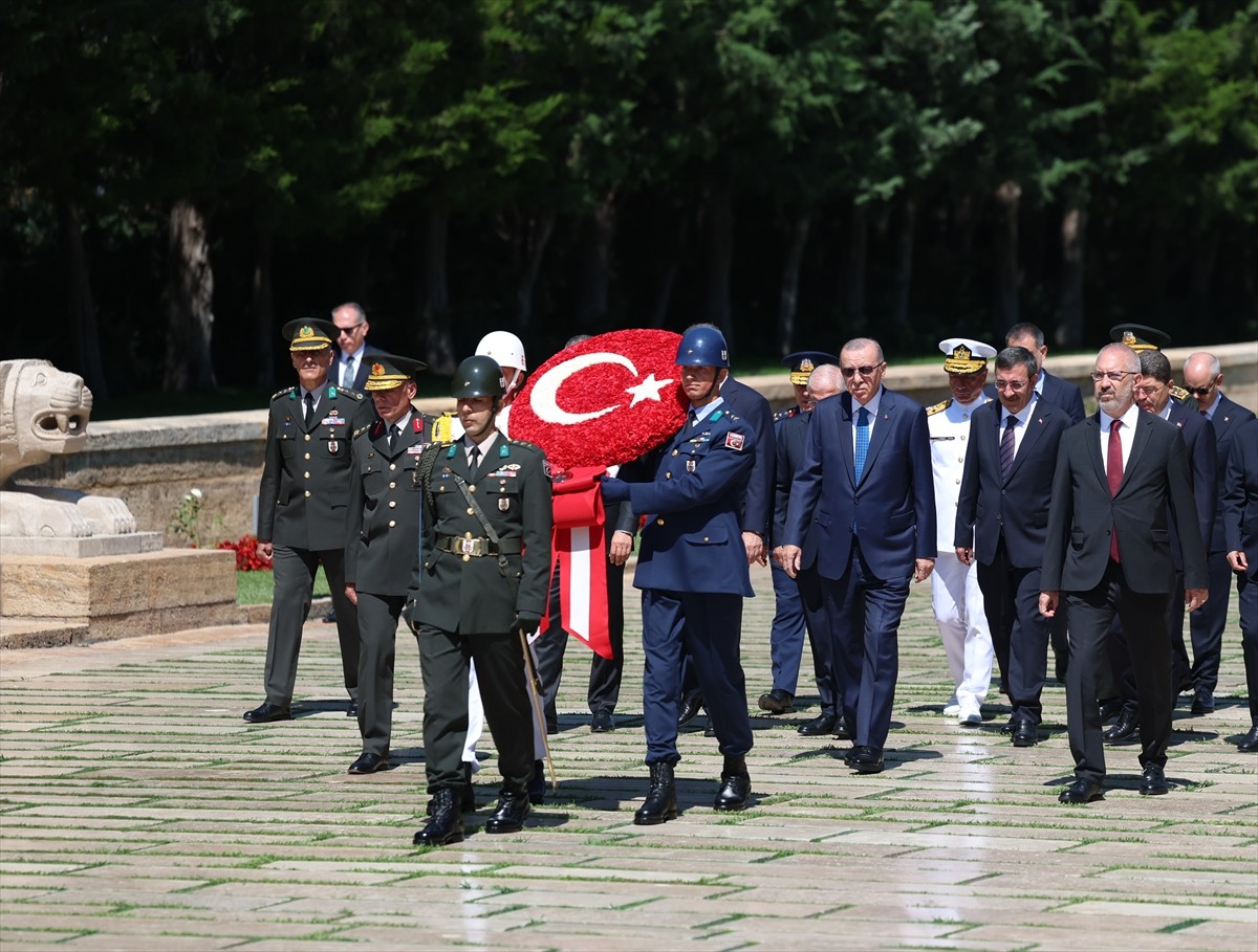Cumhurbaşkanı Recep Tayyip Erdoğan başkanlığındaki Yüksek Askeri Şura (YAŞ) üyeleri Anıtkabir'i...