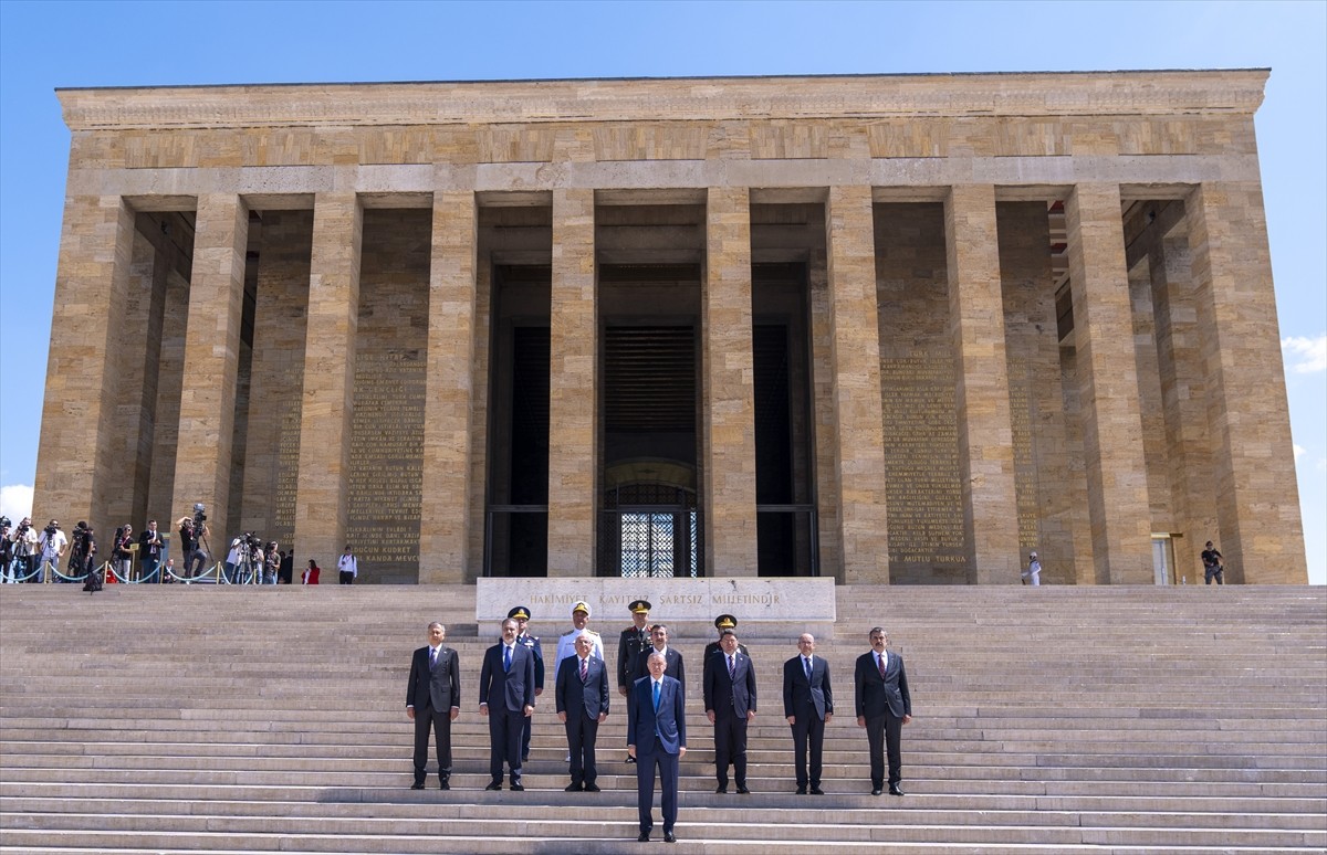 Cumhurbaşkanı Recep Tayyip Erdoğan başkanlığındaki Yüksek Askeri Şura (YAŞ) üyeleri Anıtkabir'i...