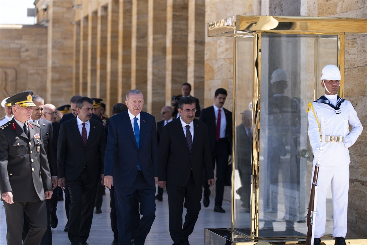 Cumhurbaşkanı Recep Tayyip Erdoğan başkanlığındaki Yüksek Askeri Şura (YAŞ) üyeleri Anıtkabir'i...