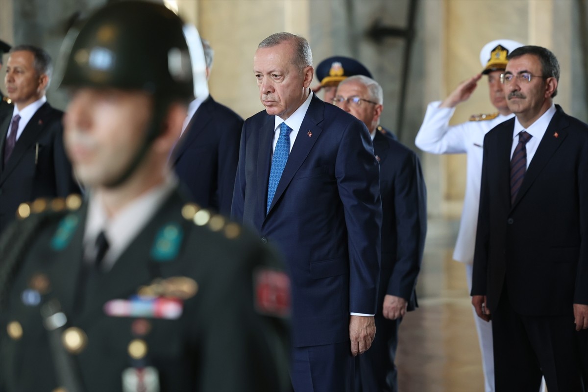 Cumhurbaşkanı Recep Tayyip Erdoğan başkanlığındaki Yüksek Askeri Şura (YAŞ) üyeleri Anıtkabir'i...