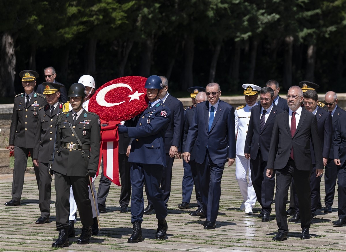 Cumhurbaşkanı Recep Tayyip Erdoğan başkanlığındaki Yüksek Askeri Şura (YAŞ) üyeleri Anıtkabir'i...
