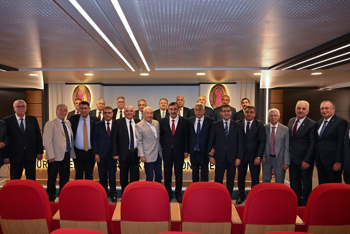 Cumhurbaşkanı Yardımcısı Cevdet Yılmaz (solda), Türkiye Esnaf ve Sanatkarları Konfederasyonunu...