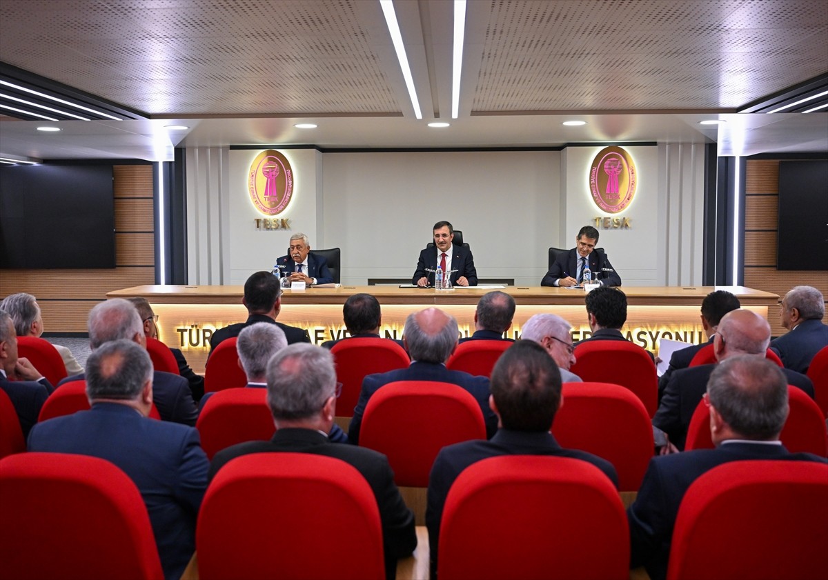 Cumhurbaşkanı Yardımcısı Cevdet Yılmaz (solda), Türkiye Esnaf ve Sanatkarları Konfederasyonunu...