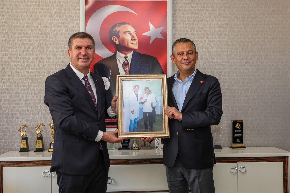 Cumhuriyet Halk Partisi Genel Başkanı Özgür Özel (sağda), Burdur’da CHP İl Başkanlığını ziyaret...
